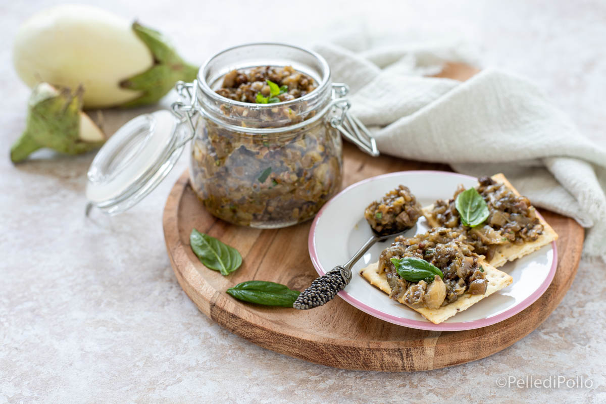 Salsa di melanzane con olive e capperi