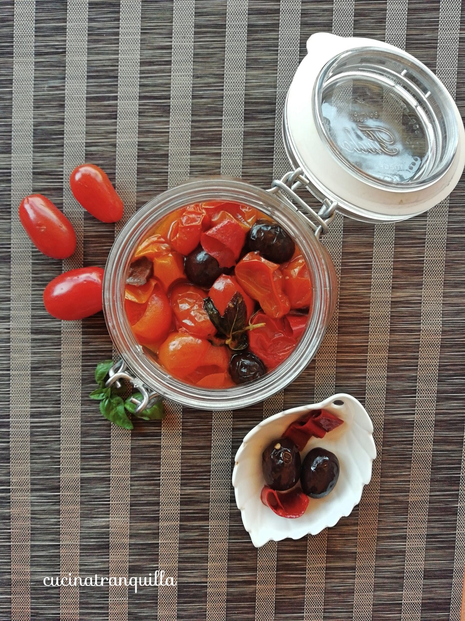 Salsa di pomodoro piccante in vasocottura