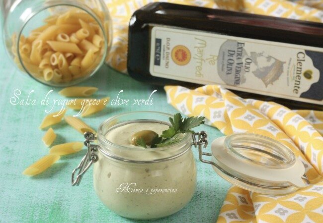 Salsa di yogurt greco e olive verdi