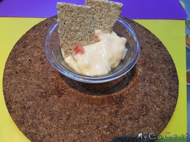 Salsa messicana piccante al formaggio con il cuco