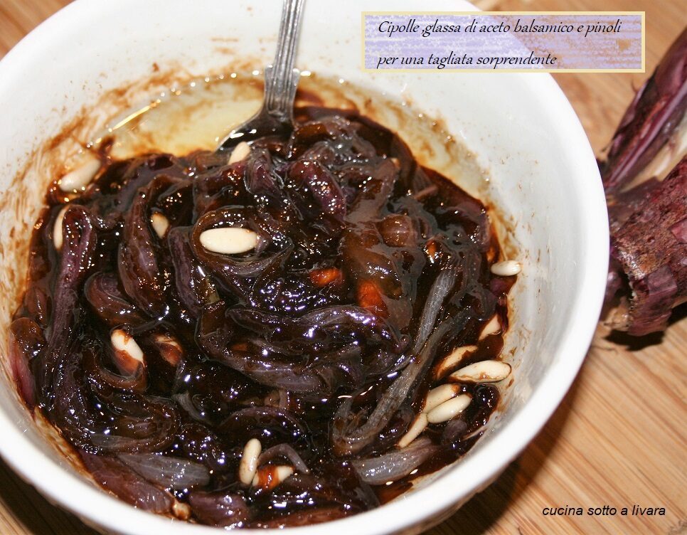 Salsa  per carni con cipolle ,glassa di aceto balsamico e pinoli