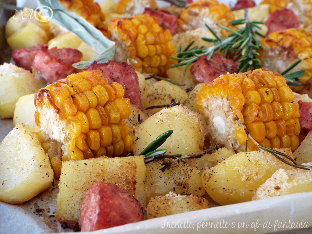Salsicce al forno con patate e pannocchie
