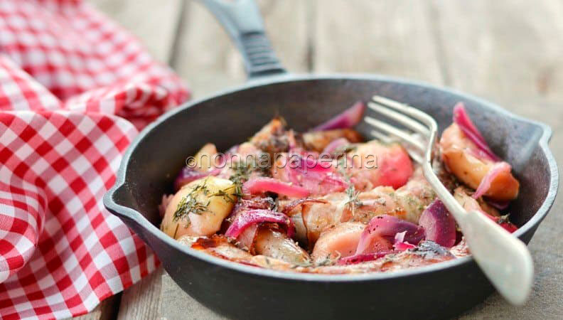 Salsicce con mele e cipolle rosse