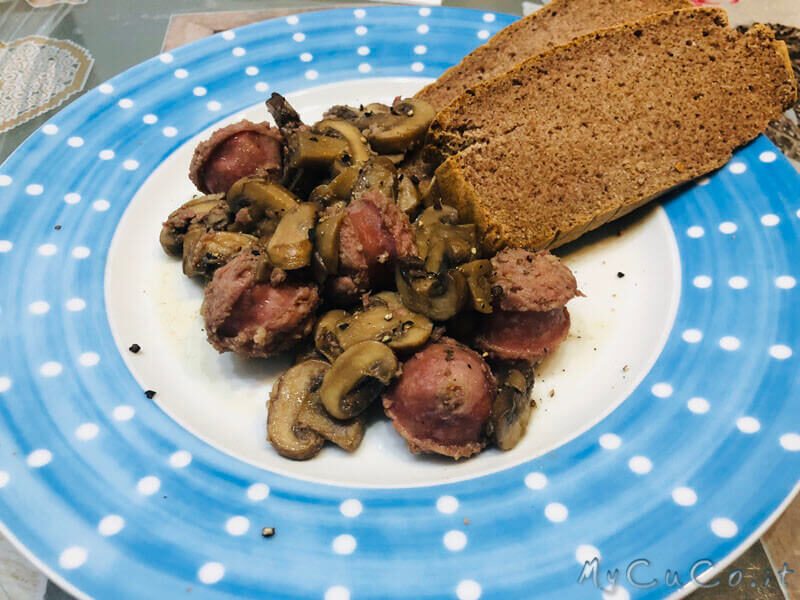 Salsicce e funghi champignon con il cuco