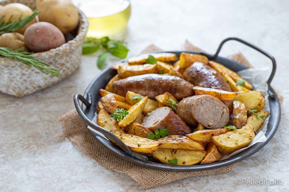 Salsicce e patate in friggitrice ad aria