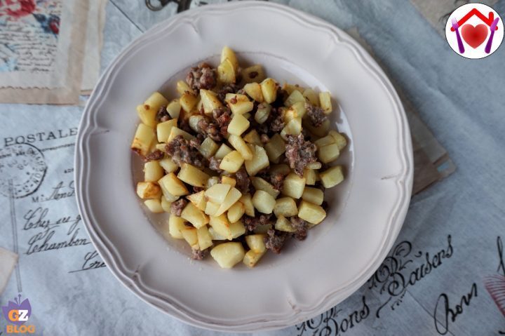 Salsicce e patate in padella