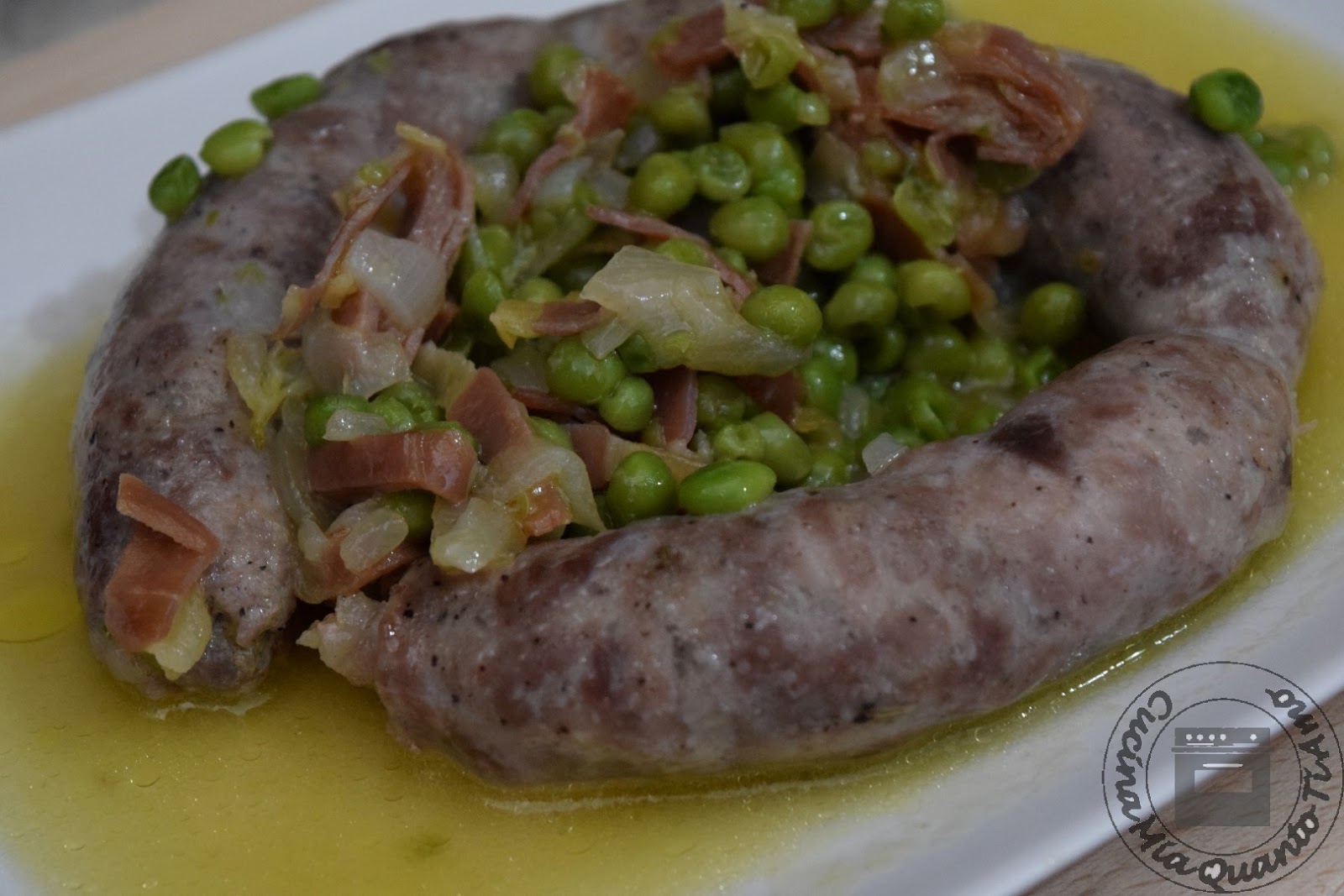 Salsicce e piselli in padella