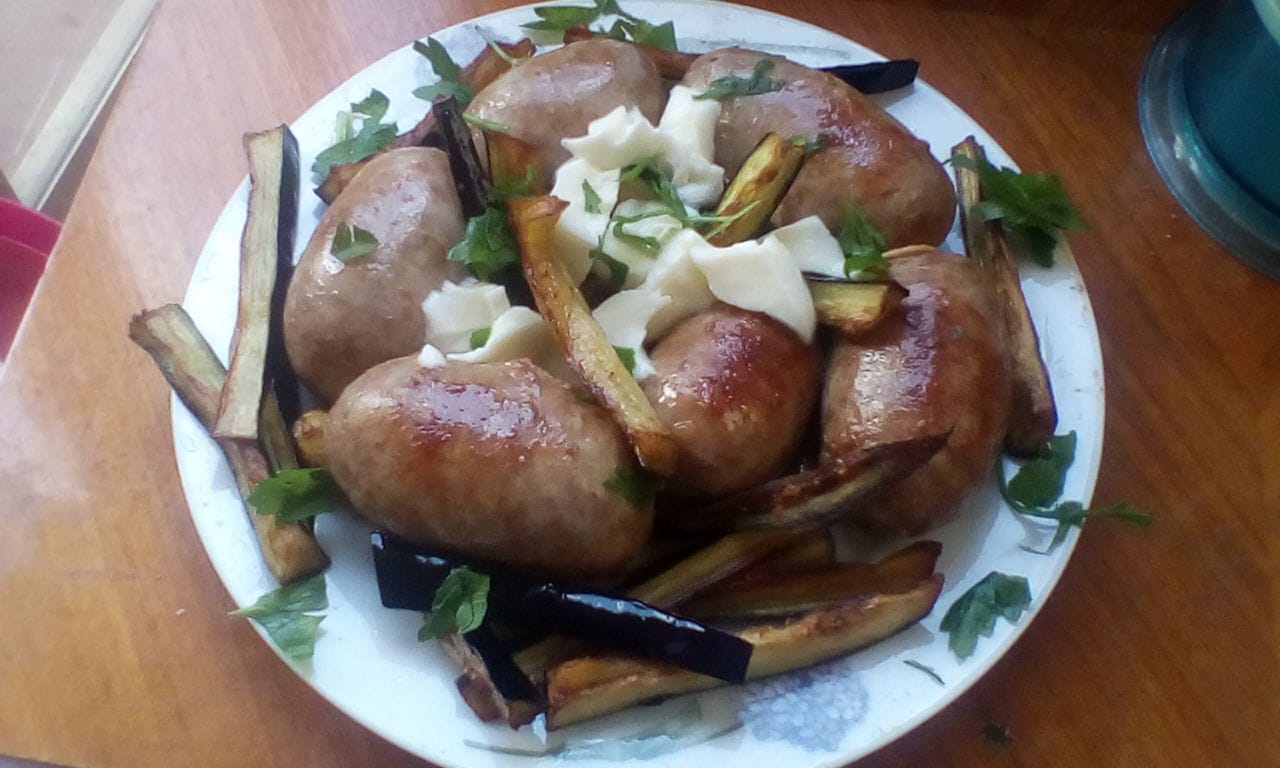 Salsiccia con melanzane a julienne e mozzarella