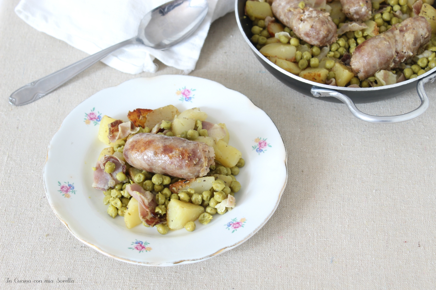 Salsiccia con patate e piselli