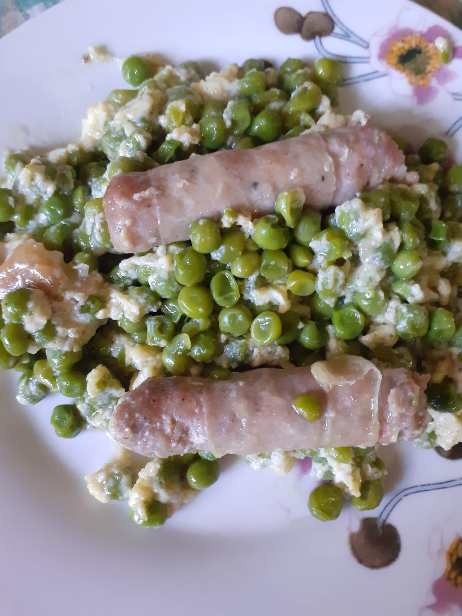 Salsiccia con piselli cacio e uova