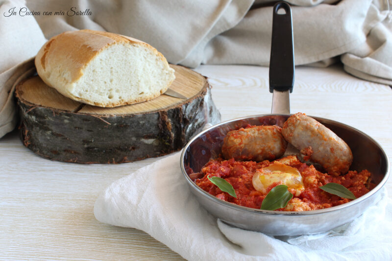 Salsiccia e uova al sugo
