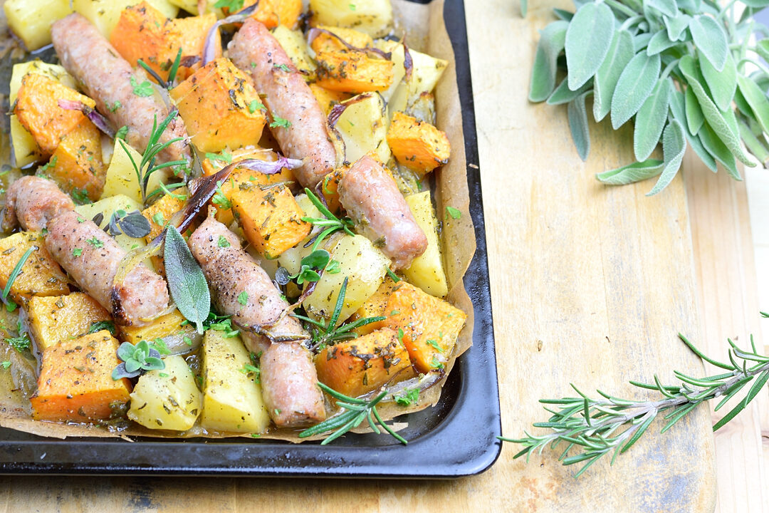 Salsiccia patate e zucca al forno