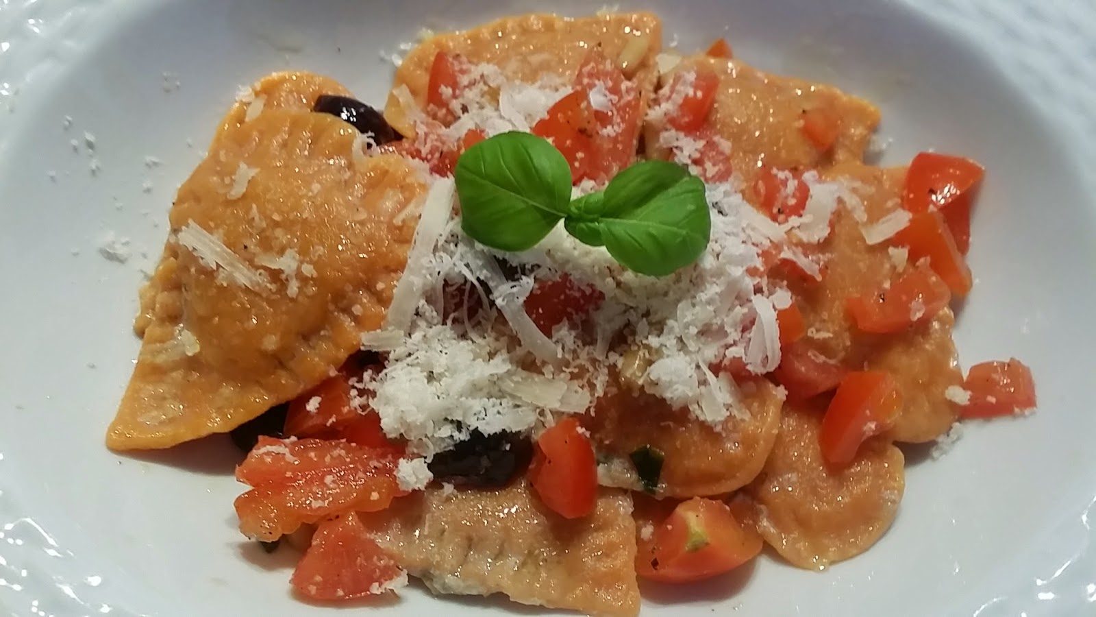 San valentino…ravioli rossi a forma di cuore ripieni di melanzane….