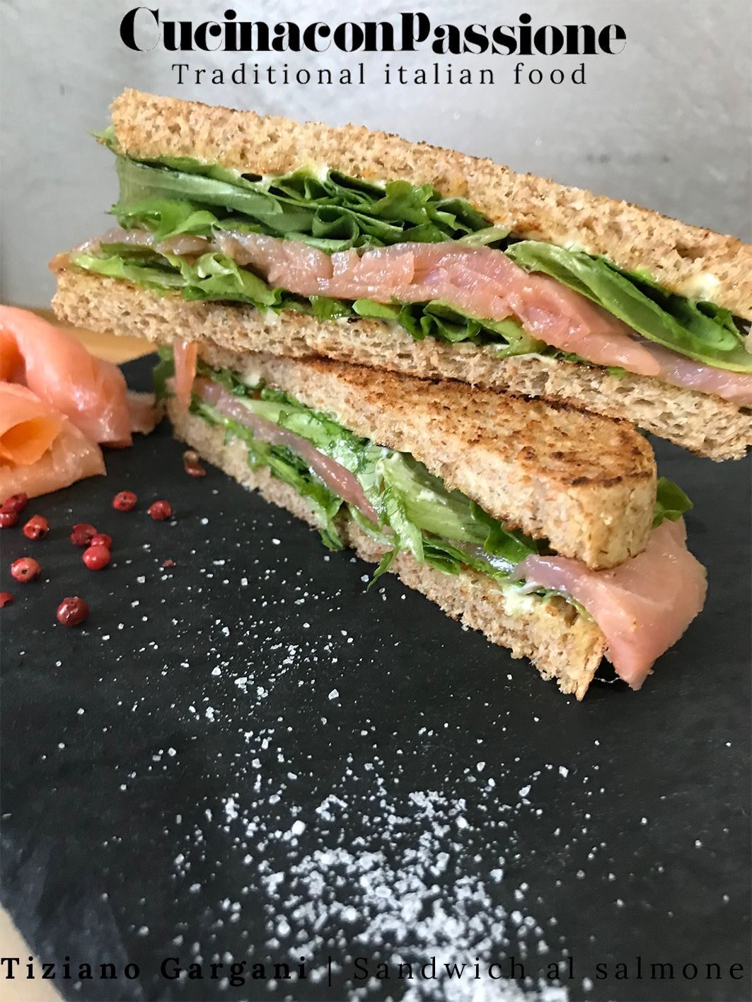 Sandwich al salmone affumicato con pepe rosa