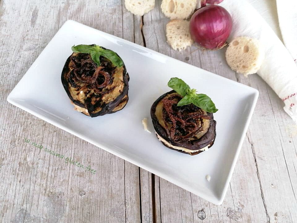 Sandwich di melanzane con cipolle caramellate