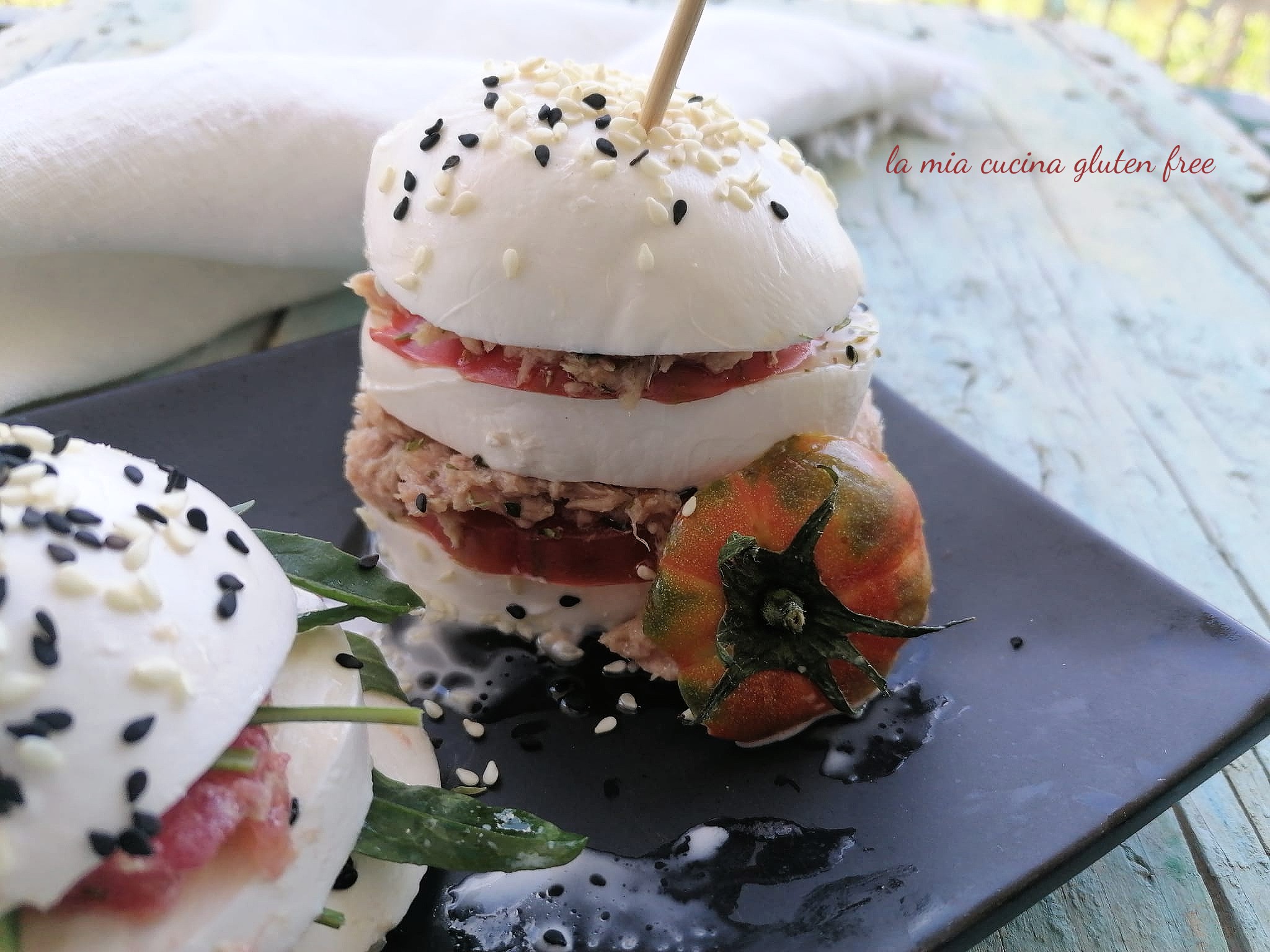 Sandwich di mozzarella tonno e pomodoro