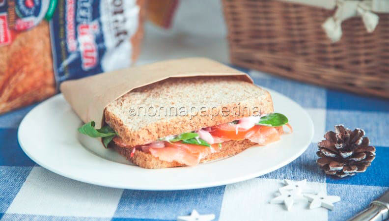 Sandwich integrale con salmone marinato e maionese di soia alla barbabietola