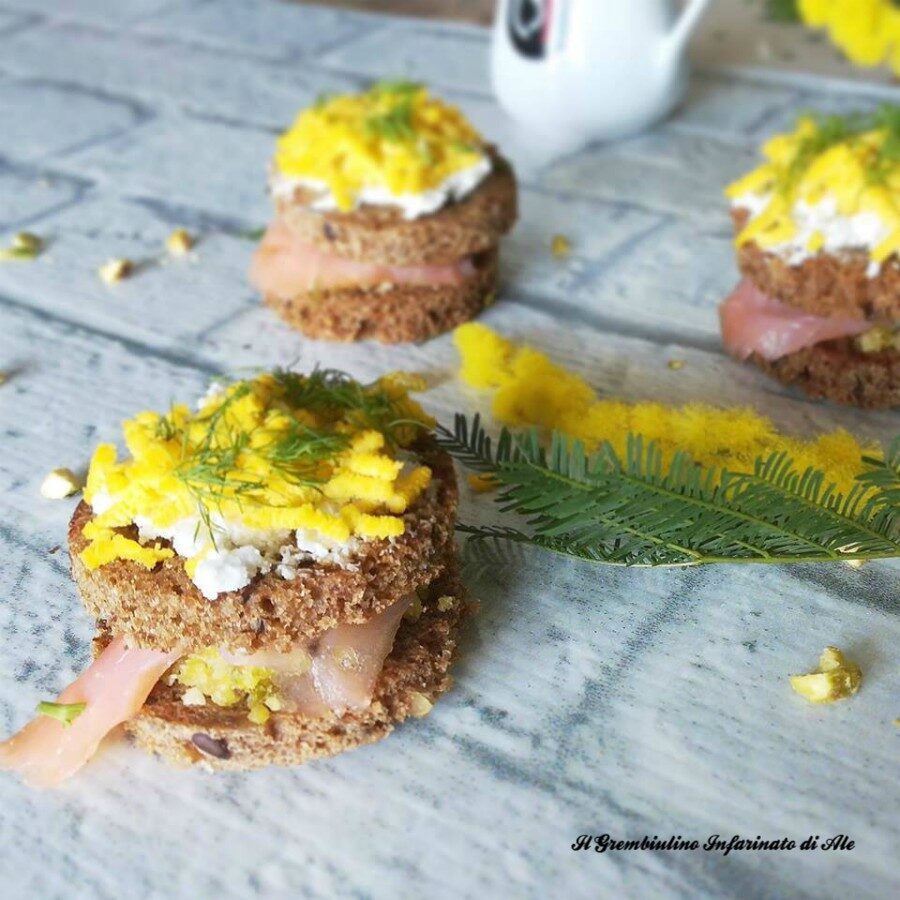 Sandwich mimosa al salmone e pistacchi