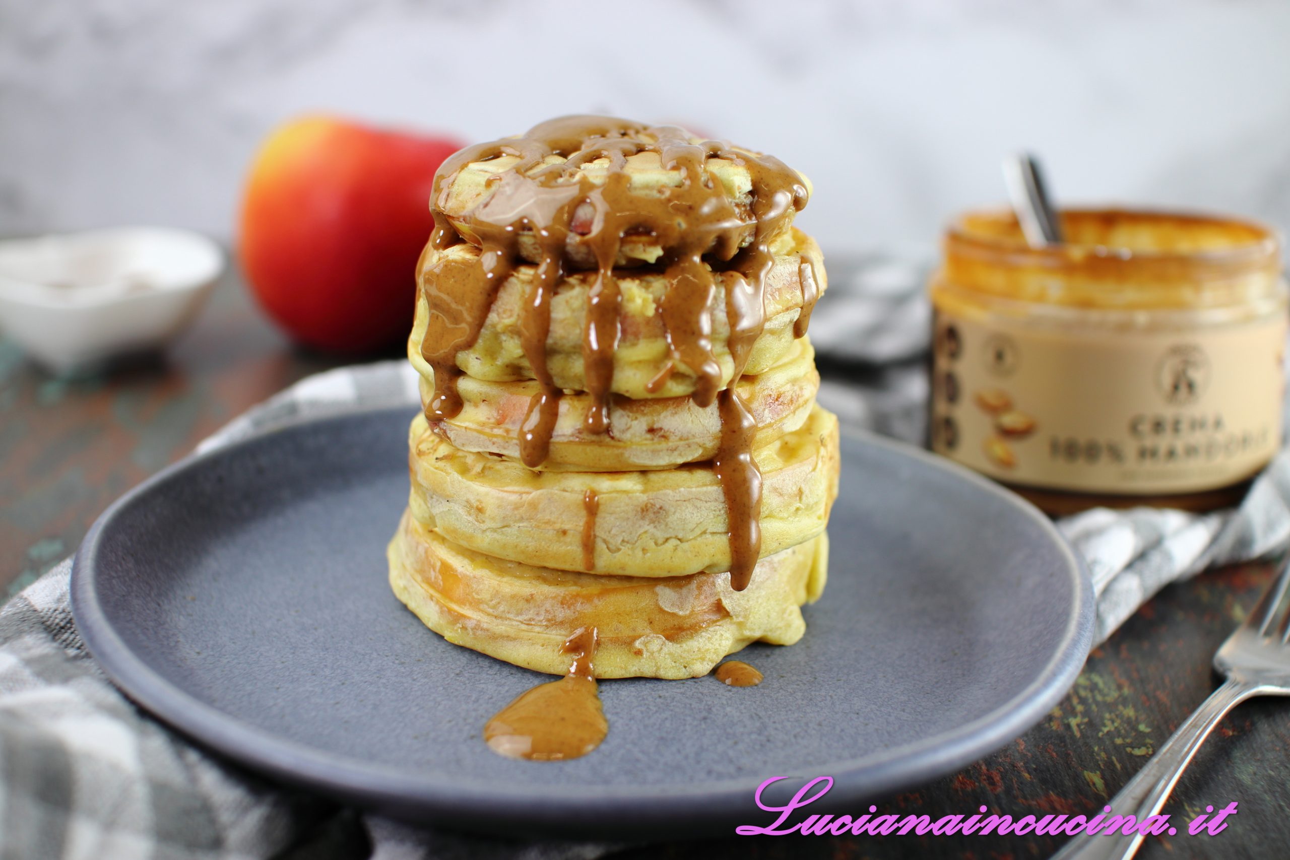 Sandwich-pancake alle mele rosse e crema di mandorle