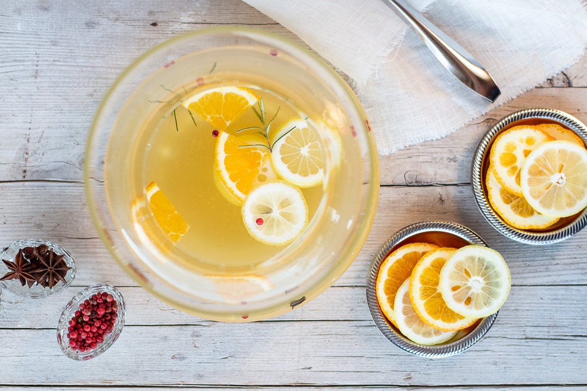 Sangria bianca d’inverno, con agrumi e spezie