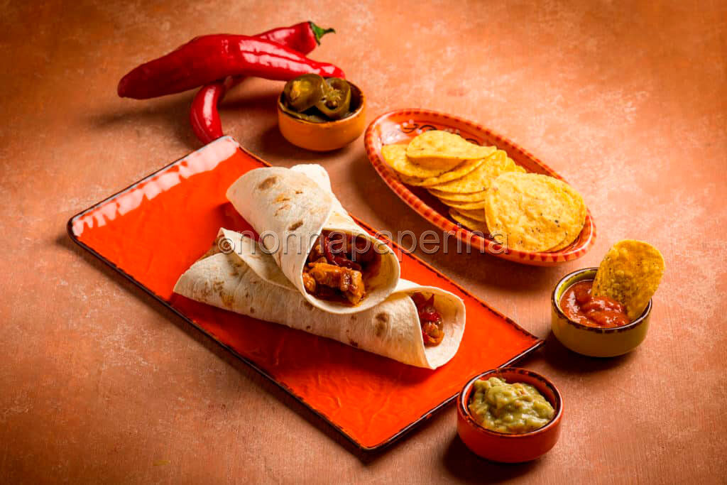 Sapori forti: fajitas di pollo con salsa chili e guacamole