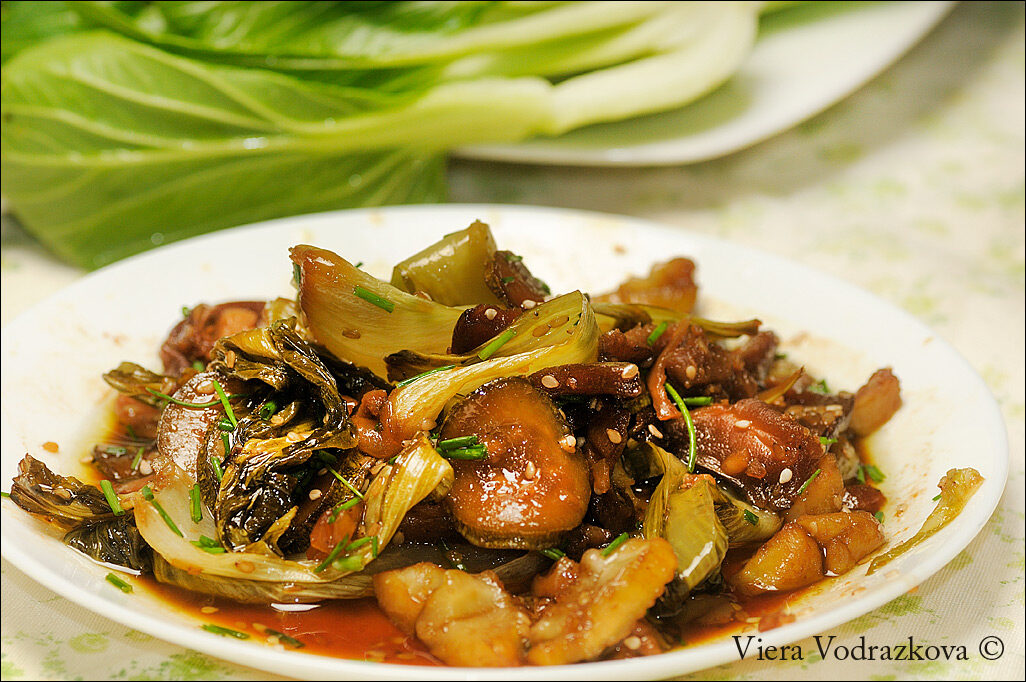 Saporito pak choi in padella con le castagne