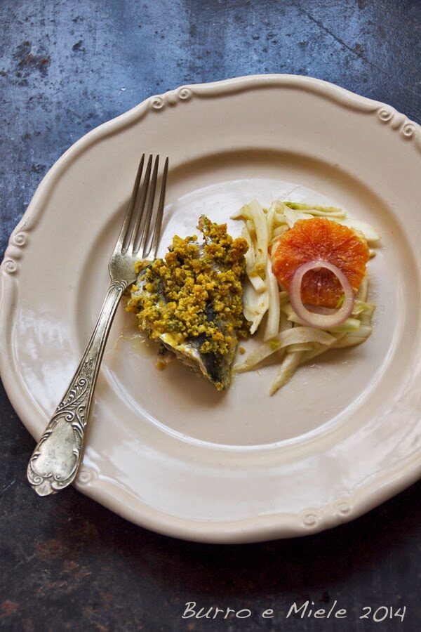 Sarde con crumble di mandorle alla curcuma e insalata di finocchio e arance