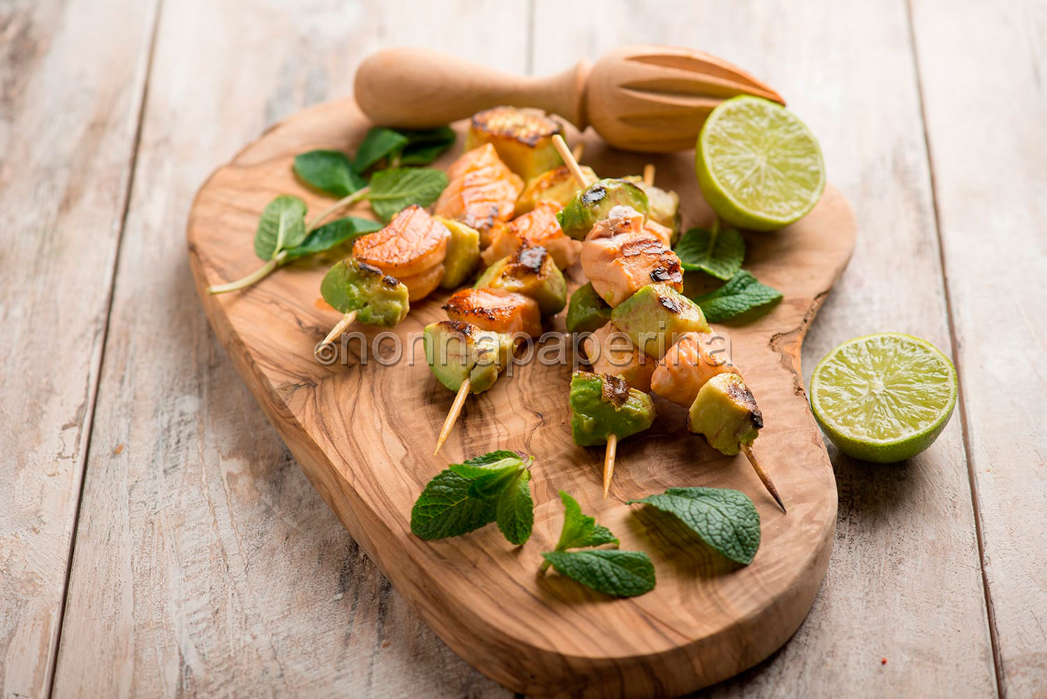 Satay di salmone e avocado, un piatto dalla malesia