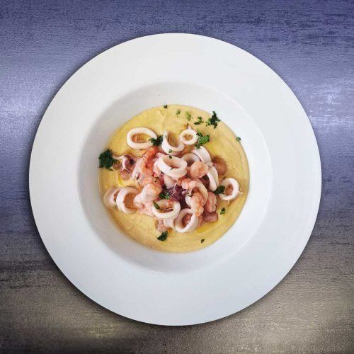 Sauté di calamari, gamberi e crema di ceci