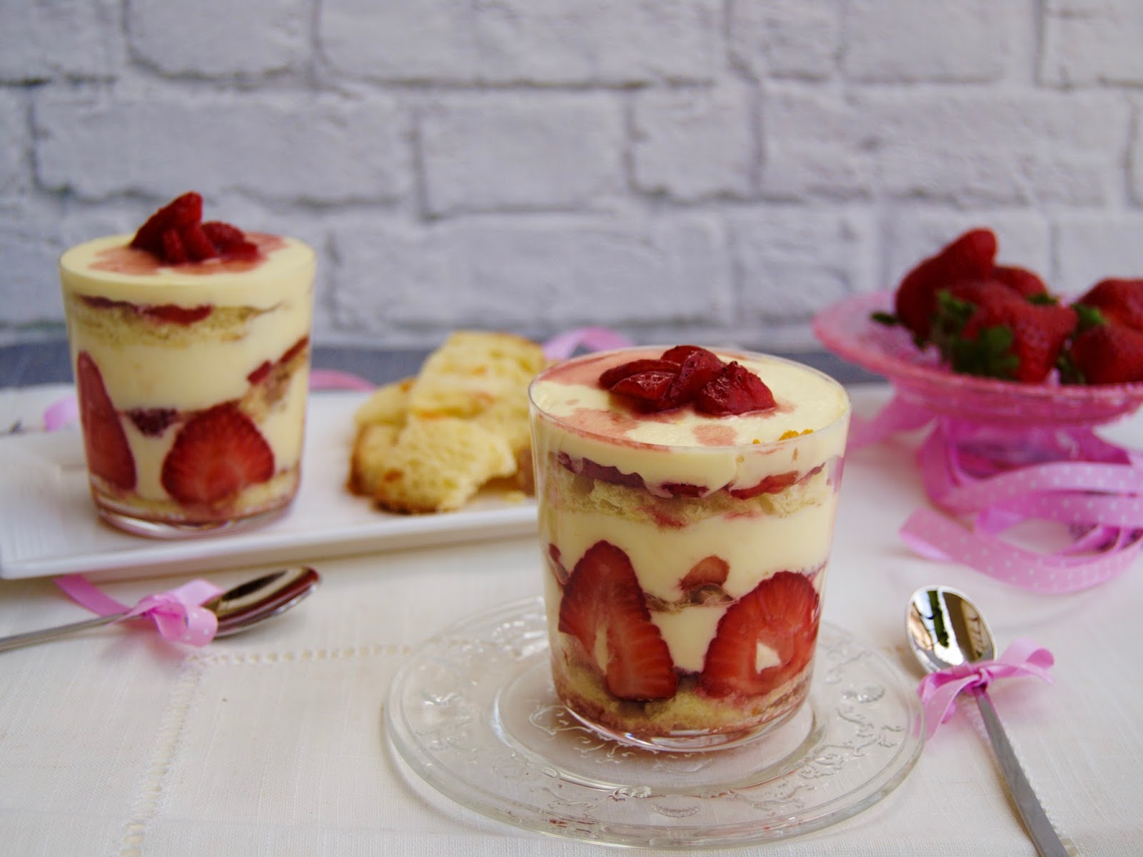 Sbicchierata di colomba e crema alle fragole