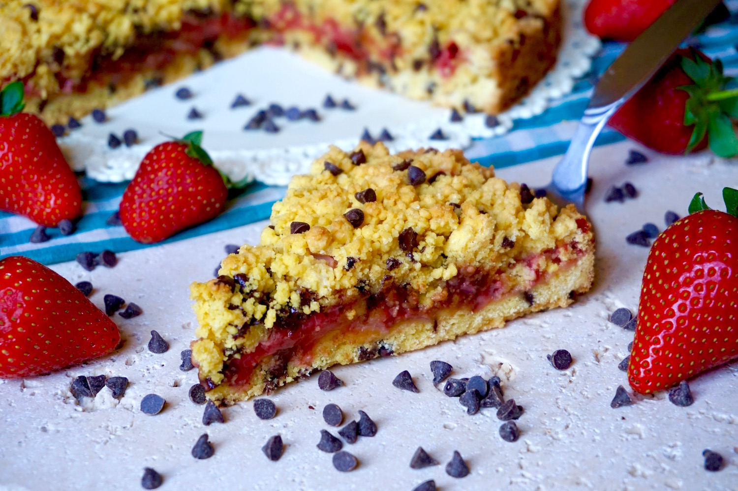 Sbriciolata alle fragole e cioccolato