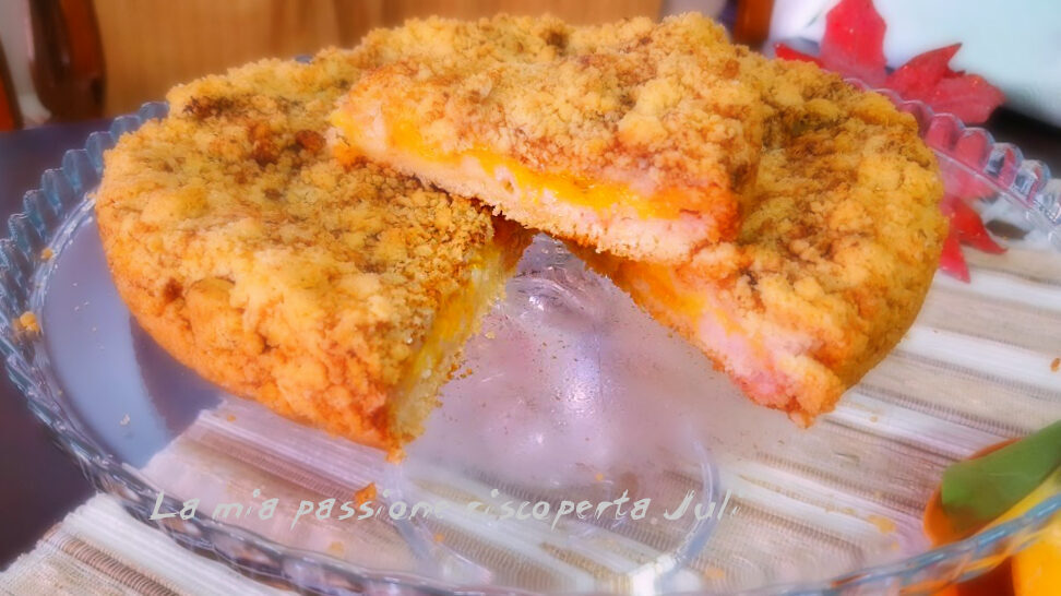 Sbriciolata con frutta fresca di cachi