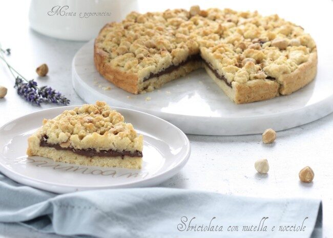Sbriciolata con nutella e nocciole