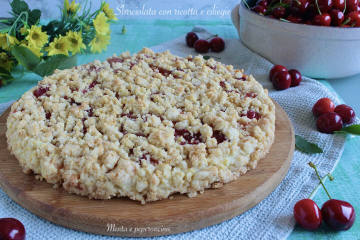 Sbriciolata con ricotta e ciliegie