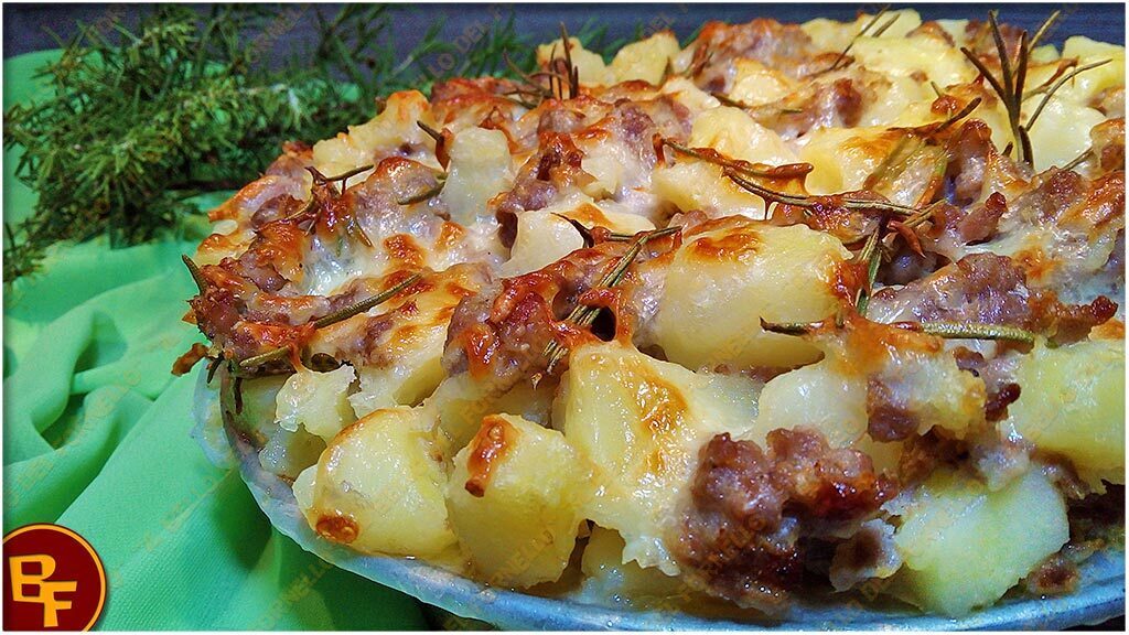 Sbriciolata di patate e salsiccia al forno