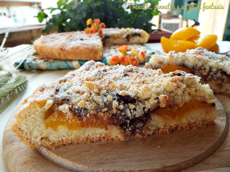 Sbriciolona con albicocche e crumble di pistacchi