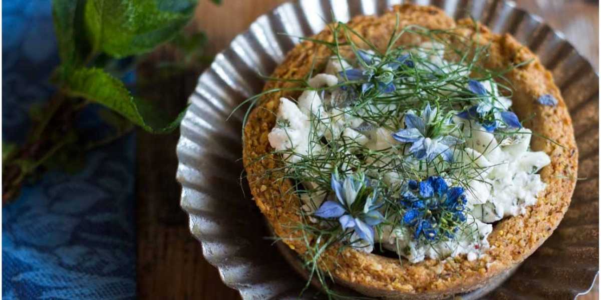 Sbrisolona salata con crema di caprino: aperitivo azzurro