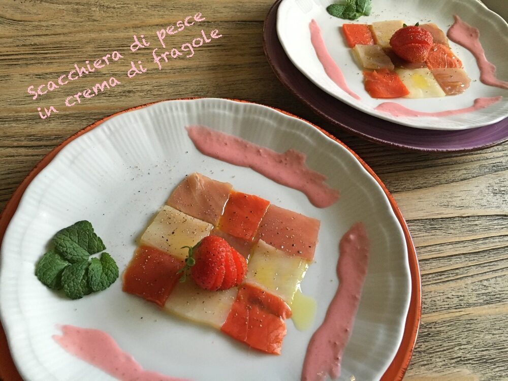 Scacchiera di pesce in crema di fragole