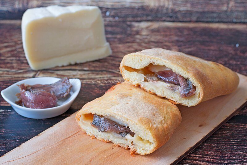 Scacciata con tuma e acciughe