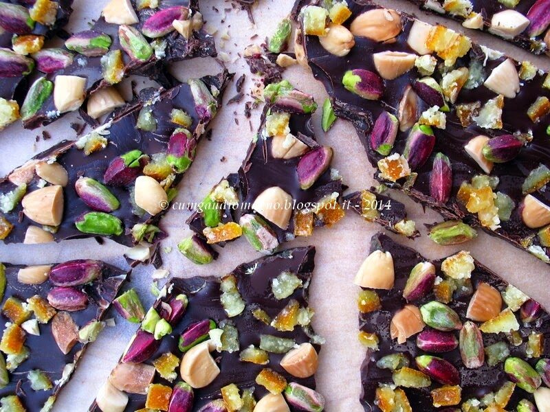 Scaglie di cioccolato fondente con mandorle tostate, pistacchi e pepite di arancia candita