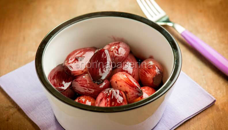 Scalogni glassati al vino rosso, un contorno gustoso