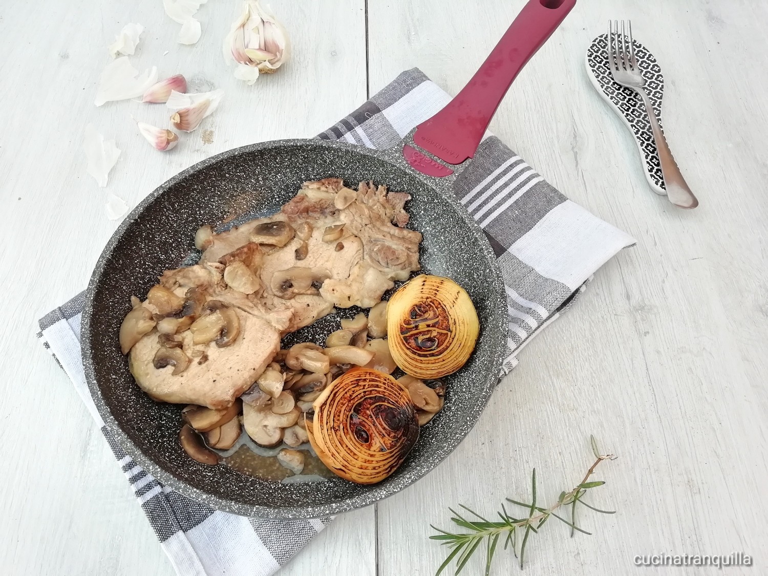 Scaloppa di maiale ai funghi e cipolle grigliate