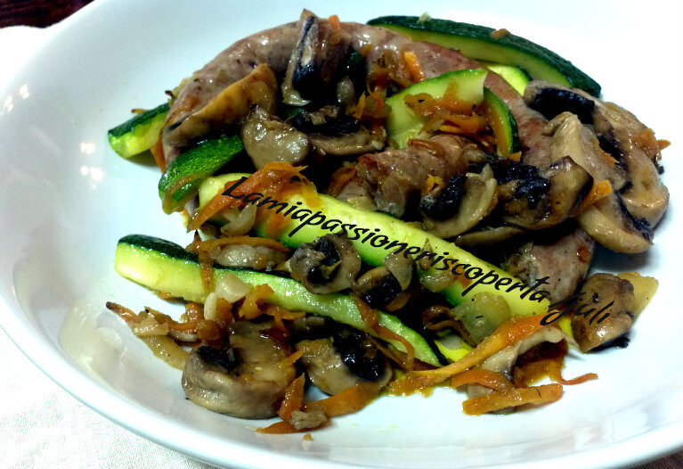 Scaloppine di salsiccia funghi carote zucchina prezzemolo aglio