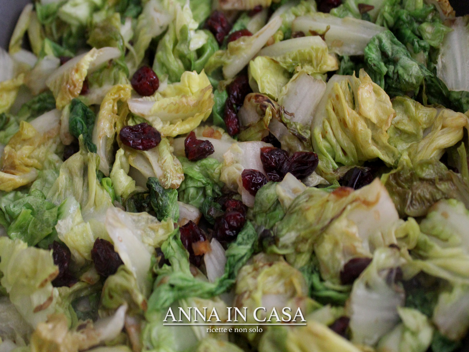 Scarola con aglio nero e uvetta