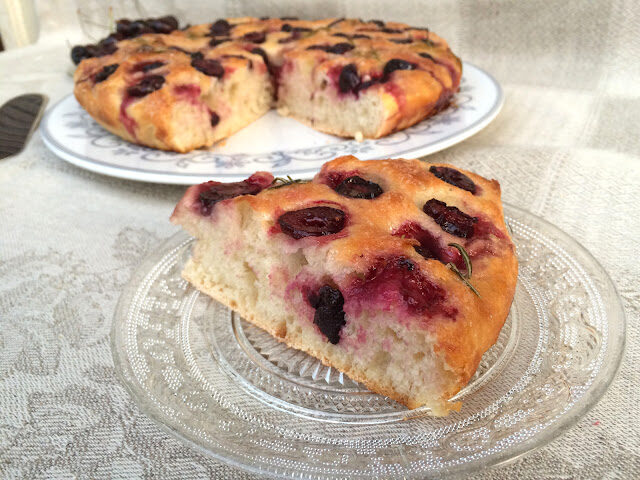 Schiacciata con le ciliegie e il rosmarino