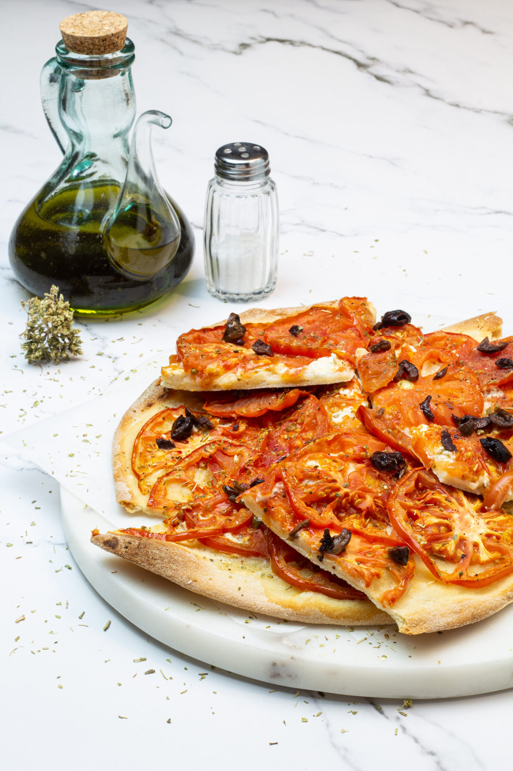 Schiacciata con pomodori e olive