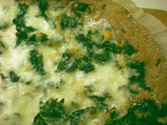 Schiacciata di pane nero con spinaci