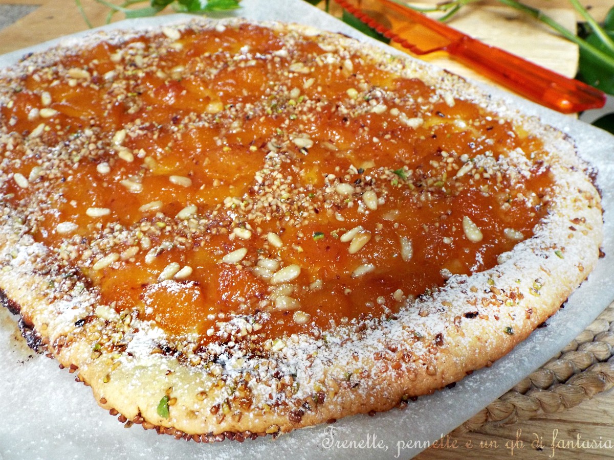 Schiacciata di pesche e granella di frutta
