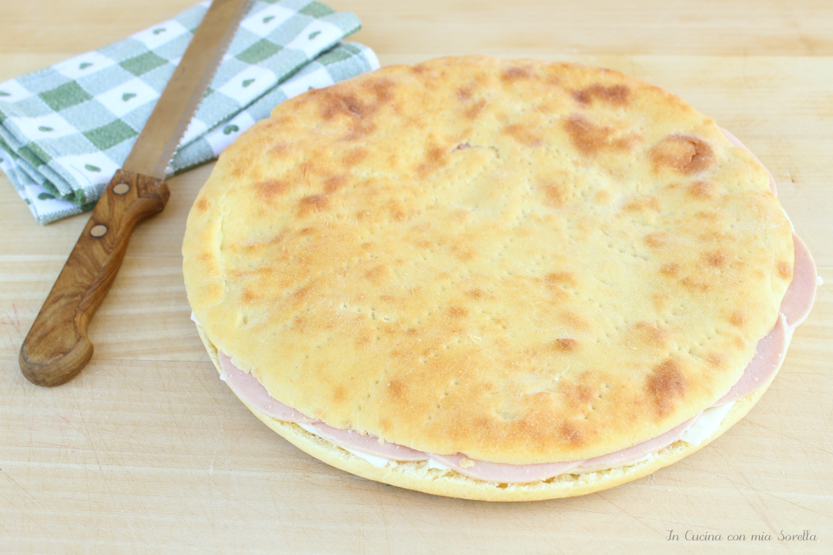 Schiacciata farcita con mortadella e formaggio
