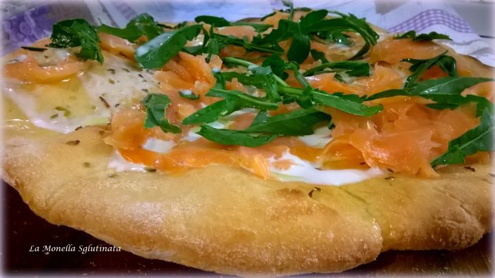 Schiacciata panna, salmone, rucola e pepe rosa